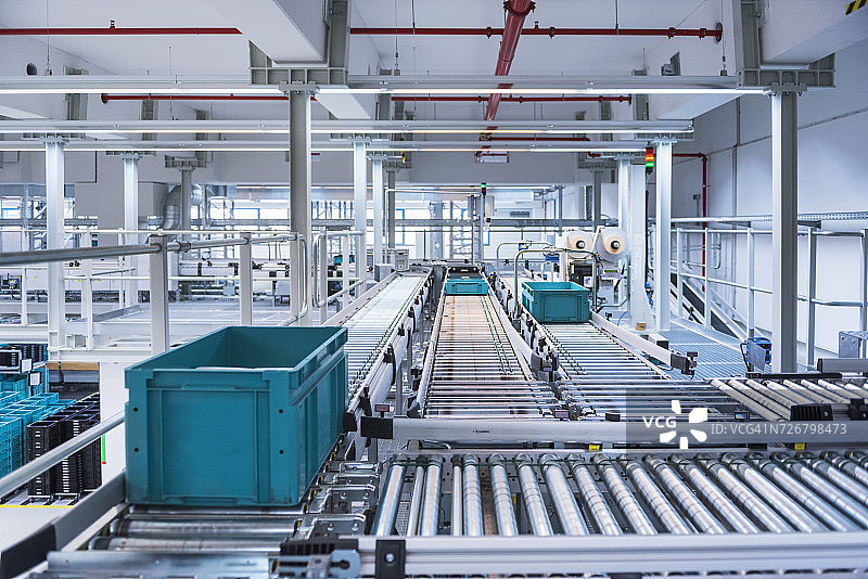 现代化自动高架仓库中传送带上的盒子图片素材