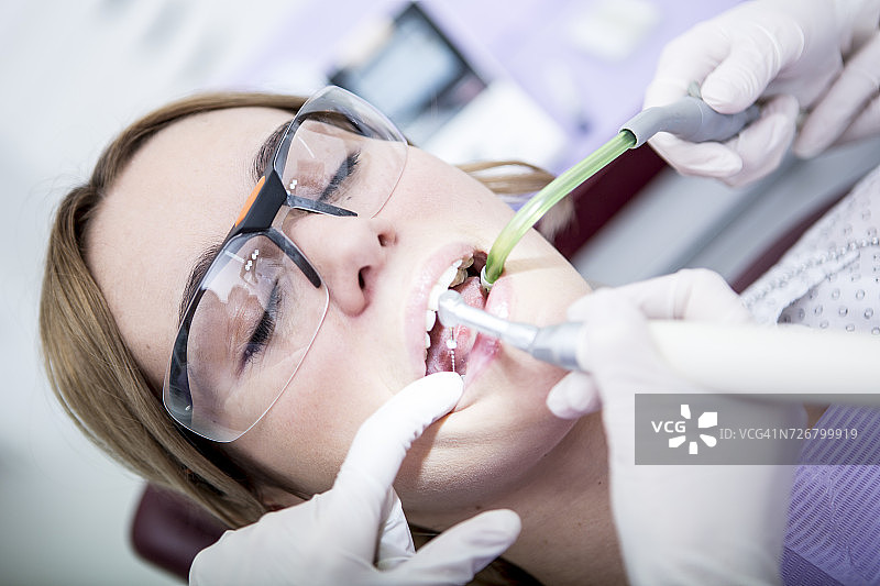 在牙医诊所接受根管治疗的女人图片素材
