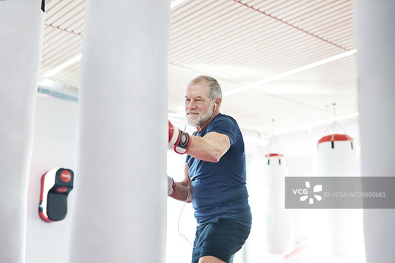 戴着拳击手套的健壮老年男子图片素材
