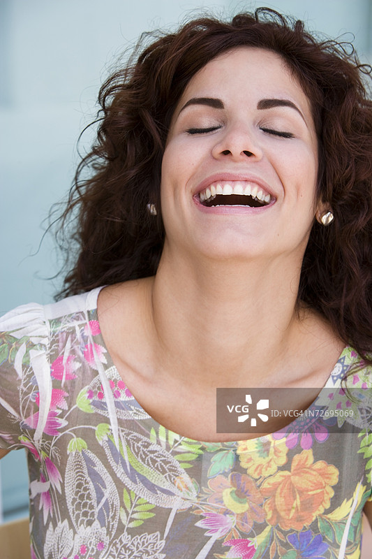 棕发年轻女性的笑脸肖像图片素材