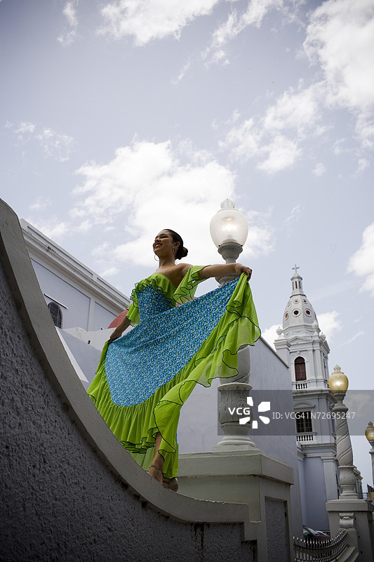 穿着普莱纳传统服饰的少女图片素材