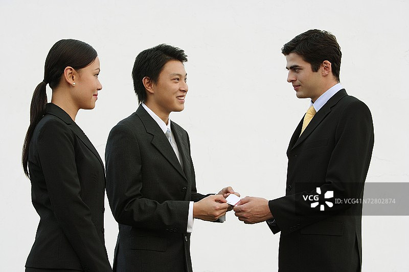 商务人士交换名片图片素材