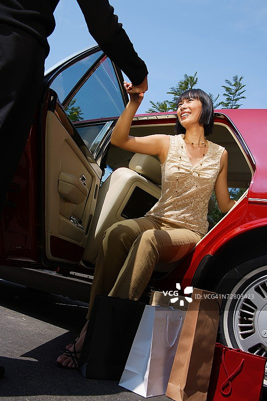 男人帮助女人下车图片素材