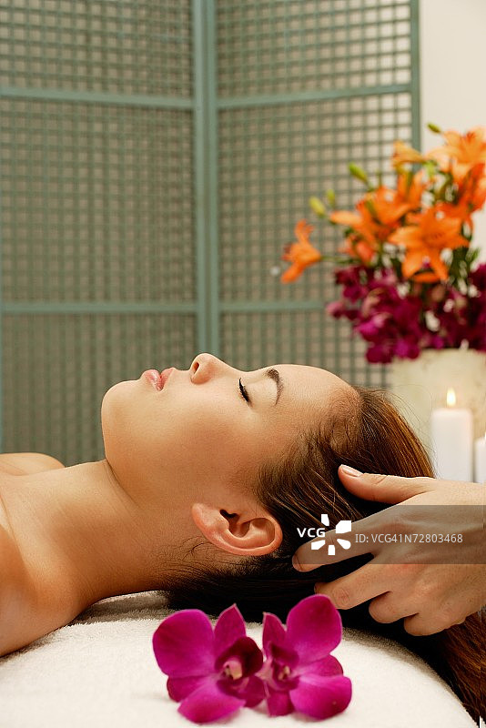 年轻女人正在做头部按摩图片素材