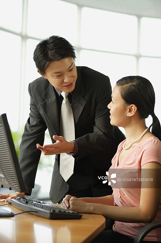 男高管与女高管进行讨论图片素材