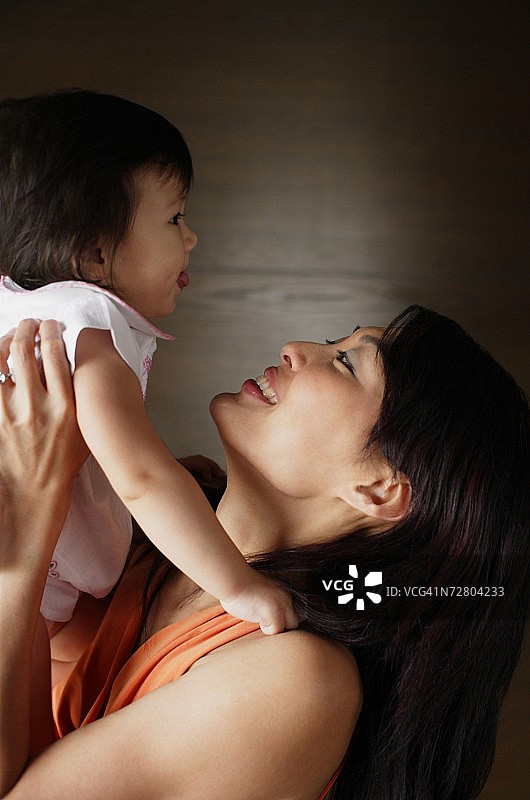母亲与小女儿互动图片素材