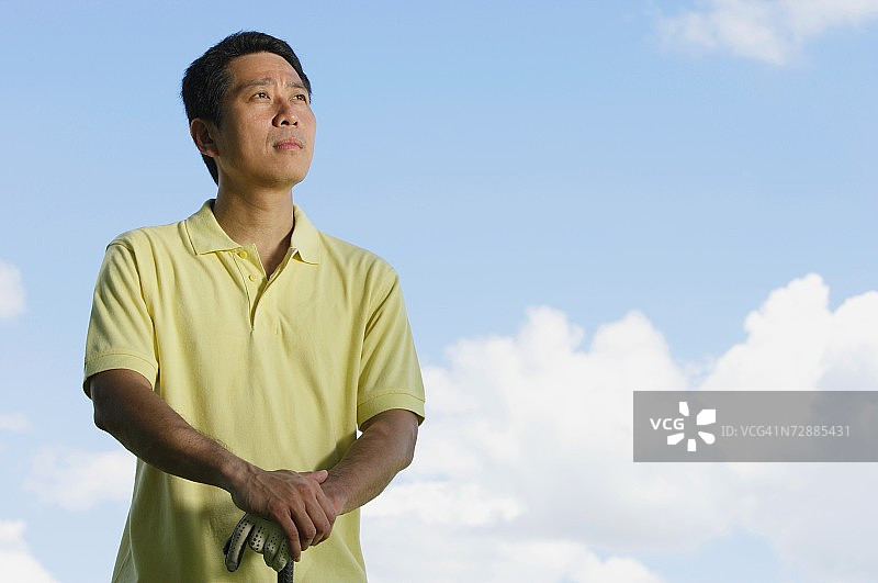 站在户外向远处看的男子图片素材