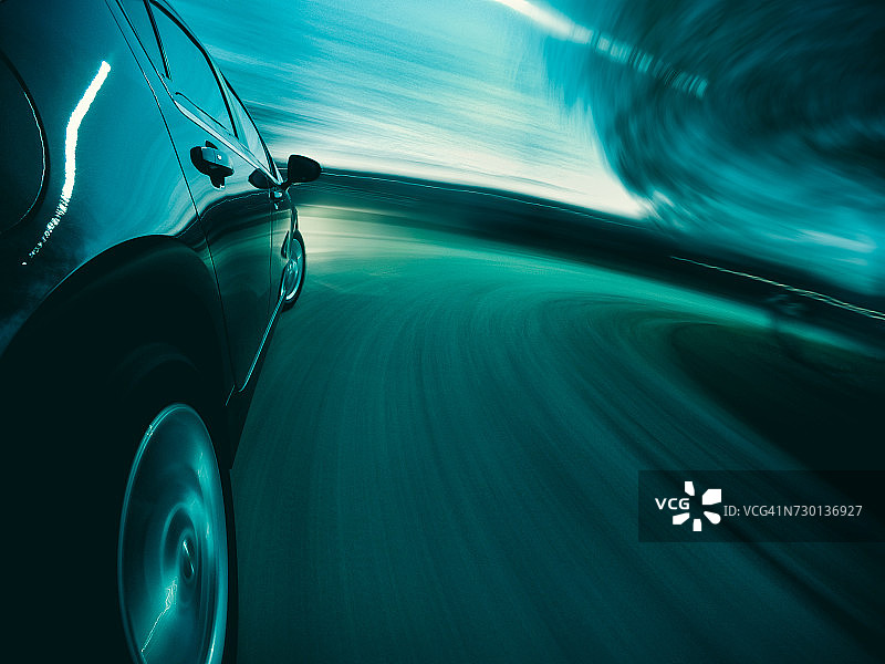 弯曲道路上行驶的汽车特写图片素材