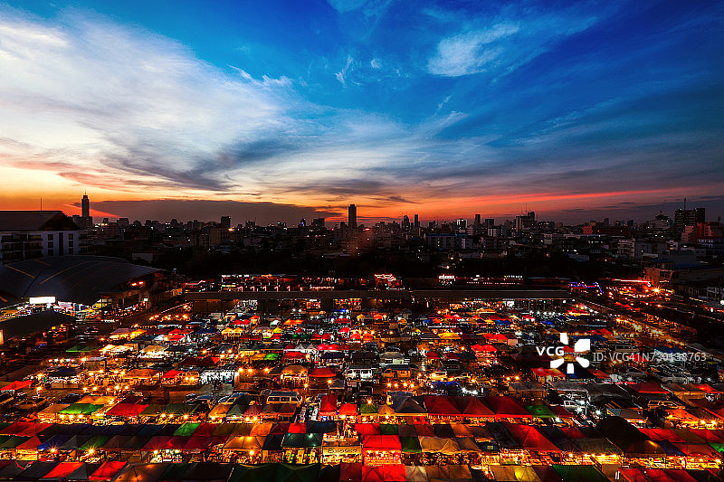 泰国曼谷美功铁道市场夜景图片素材
