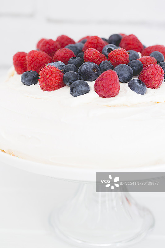 蓝莓覆盆子巴甫洛娃蛋糕图片素材