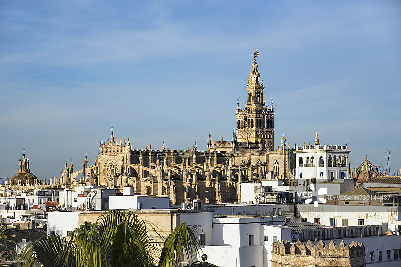 西班牙安达卢西亚塞维利亚城市景观与吉拉尔达塔和大教堂图片素材