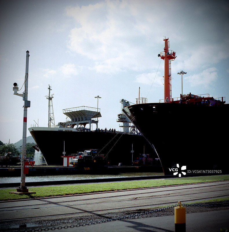 巴拿马运河的船厂中的油轮， 美国图片素材