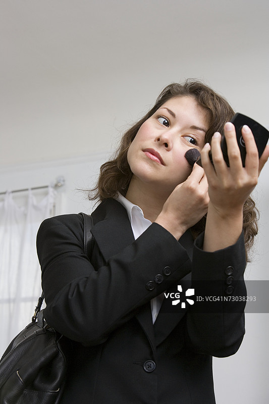 年轻女性在化妆图片素材