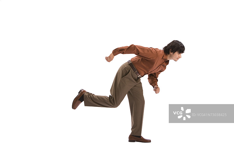 男人在工作室中奔跑的肖像图片素材