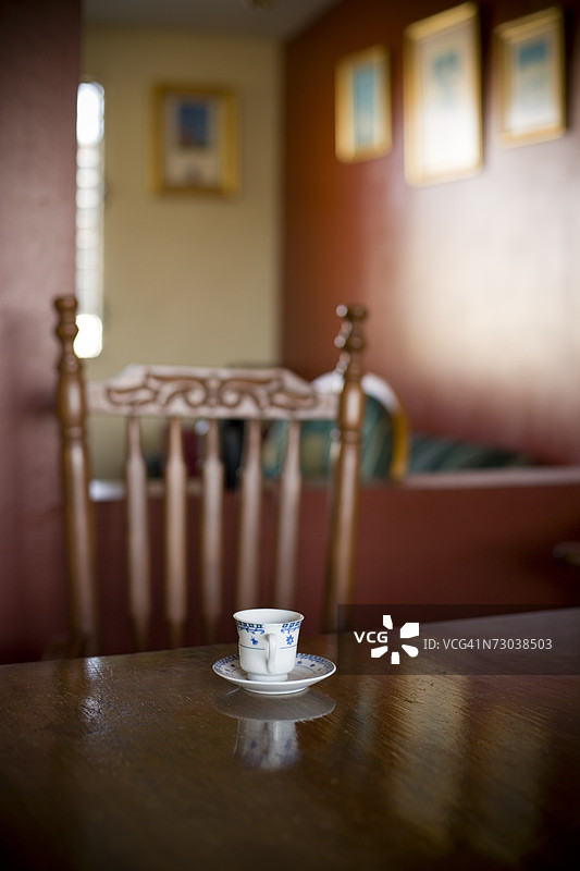 桌子上的茶杯和茶托图片素材