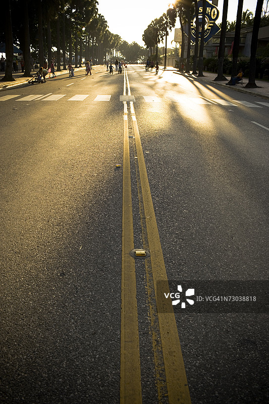 从高处俯瞰的双黄线，圣多明各海滨大道，多米尼加共和国图片素材