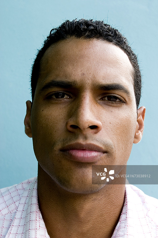 一位年轻男子的严肃肖像图片素材