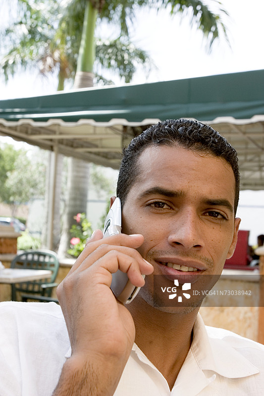 年轻男子在打手机的肖像图片素材