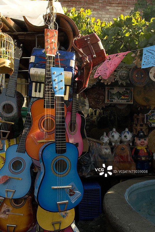 商店里挂着的吉他的特写镜头图片素材