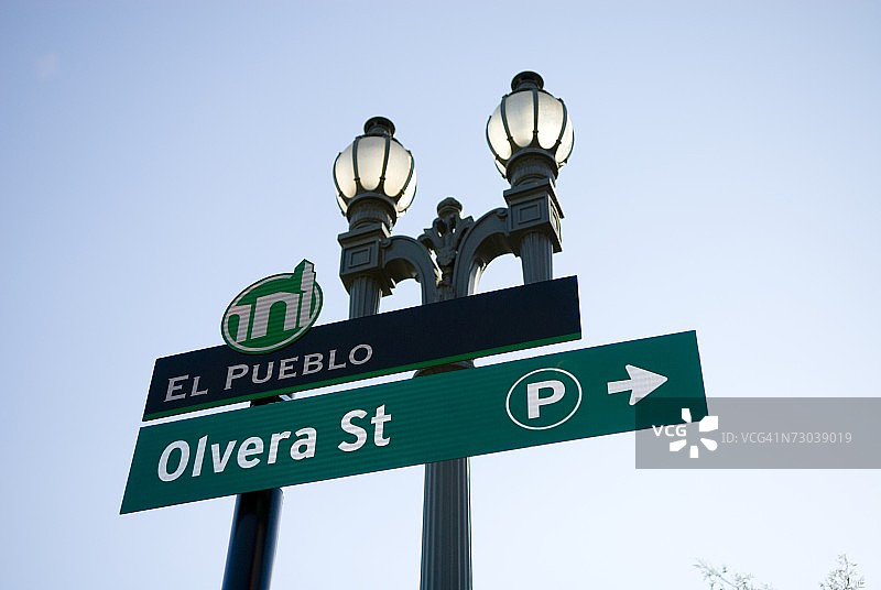 仰视视角下的标牌图片素材