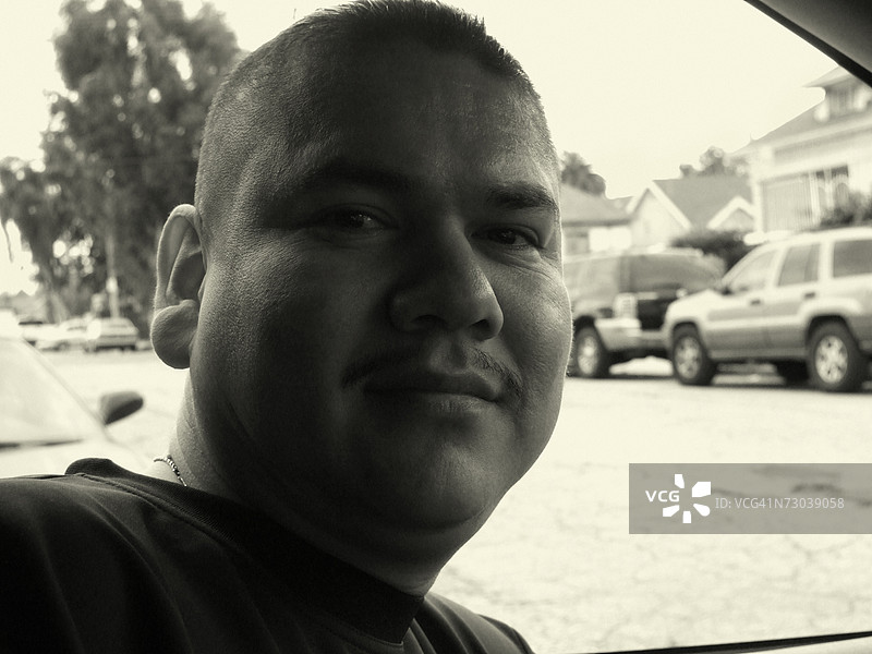 黑白色调的车内男性肖像图片素材