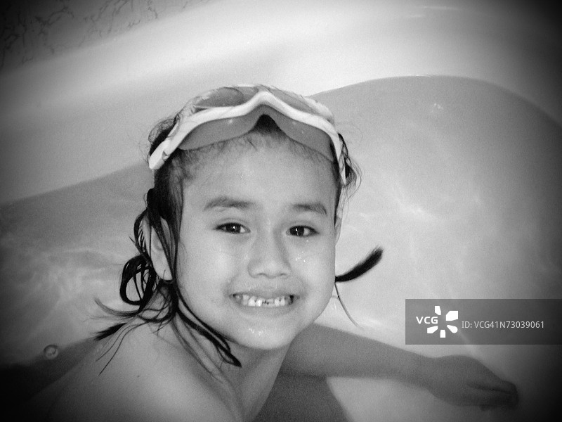 女孩在洗澡，黑白色调图片素材