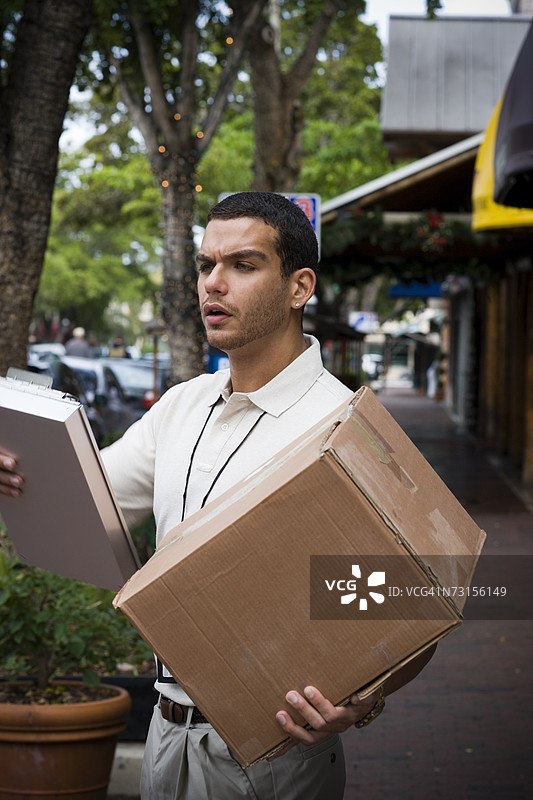 送货员搬运大箱子图片素材