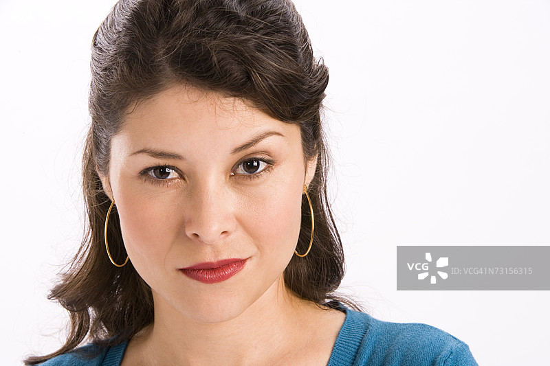 年轻女性在摄影棚中注视镜头的肖像照图片素材