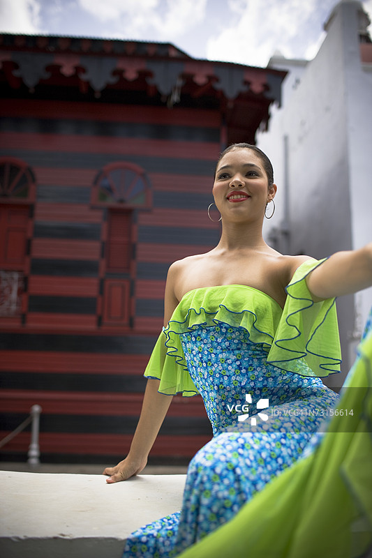 穿着普莱纳传统服饰的少女肖像，户外拍摄图片素材