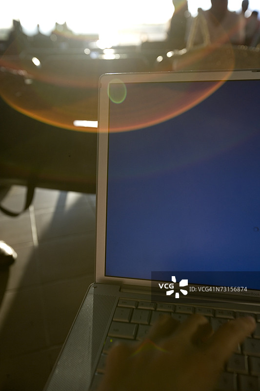 一个人用笔记本电脑的手部特写图片素材