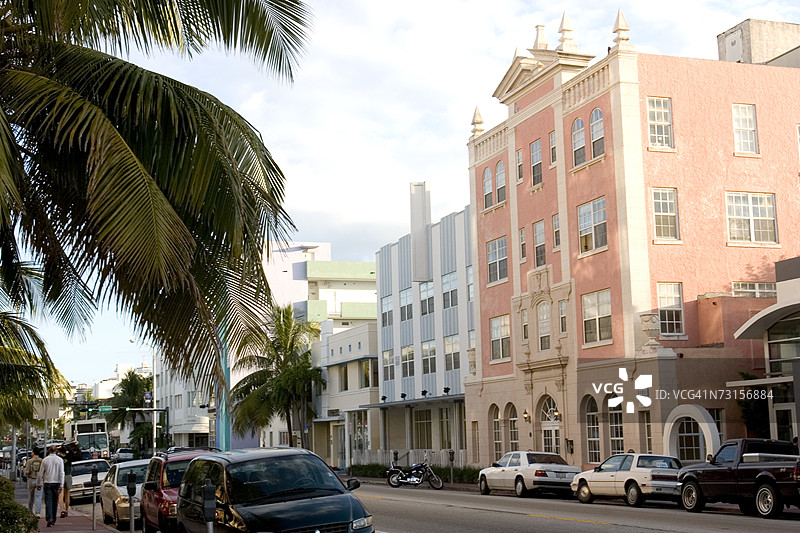 汽车停在建筑物前，科林斯大道，南海滩，迈阿密海滩，佛罗里达州，美国图片素材