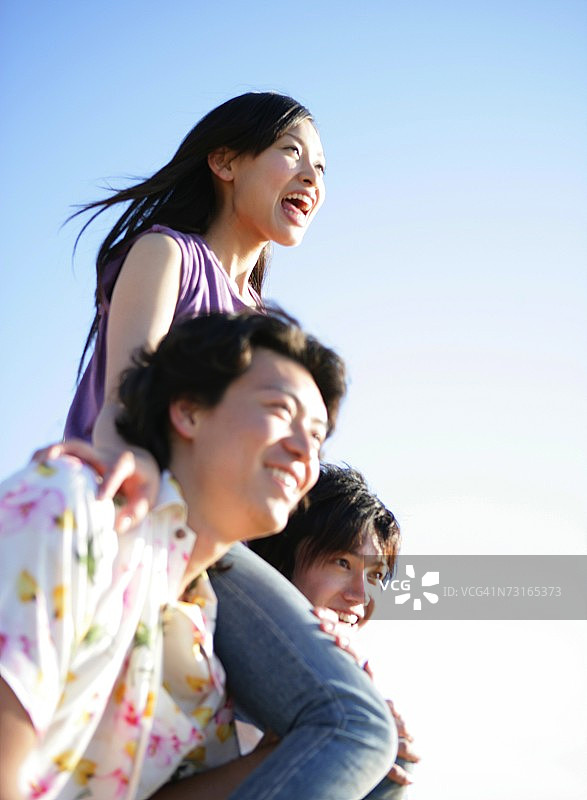 两个男人扛着一个女人图片素材