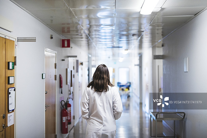 医生走过医院走廊图片素材