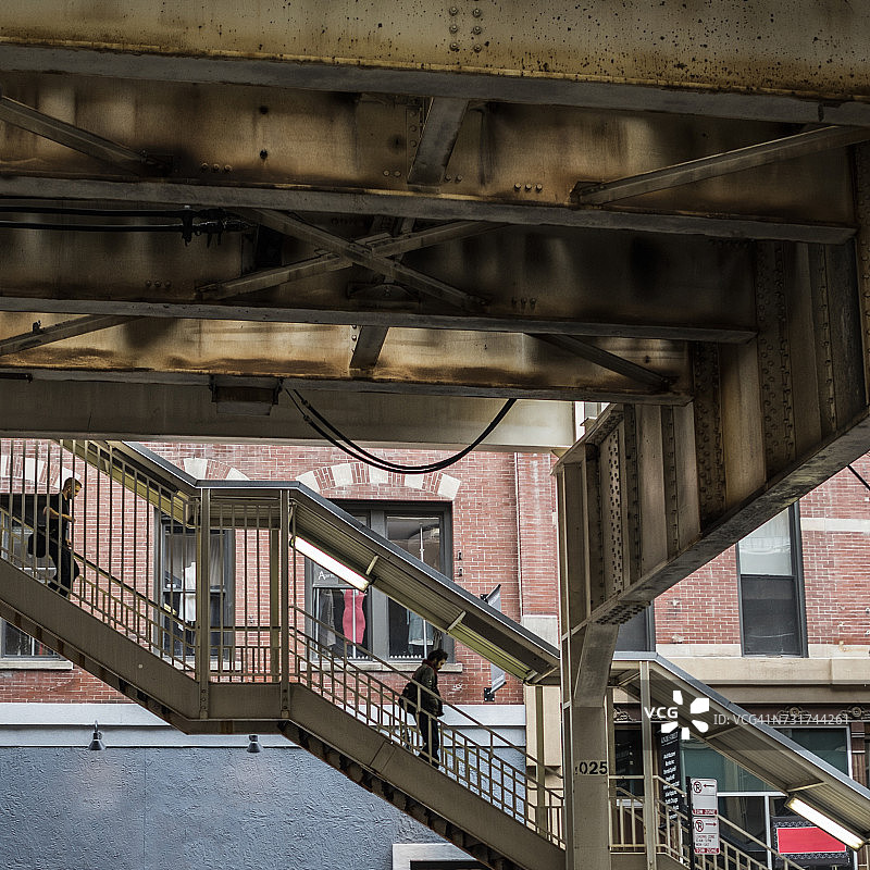 从火车上下来的楼梯，美国伊利诺伊州芝加哥图片素材