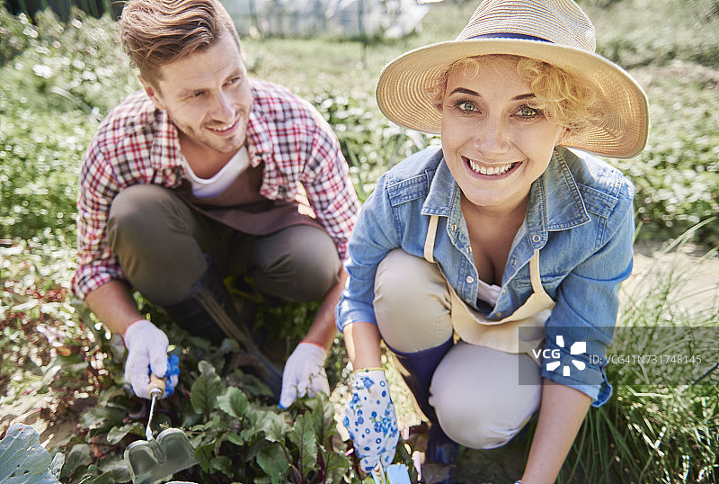 波兰德比察：两名农场工人在花园合作图片素材