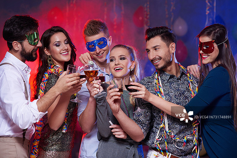 带着聚会装饰的朋友（波兰德比察）图片素材