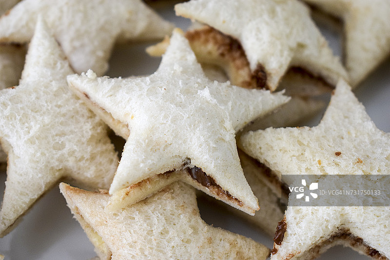 南非榛子酱夹心星形三明治特写图片素材