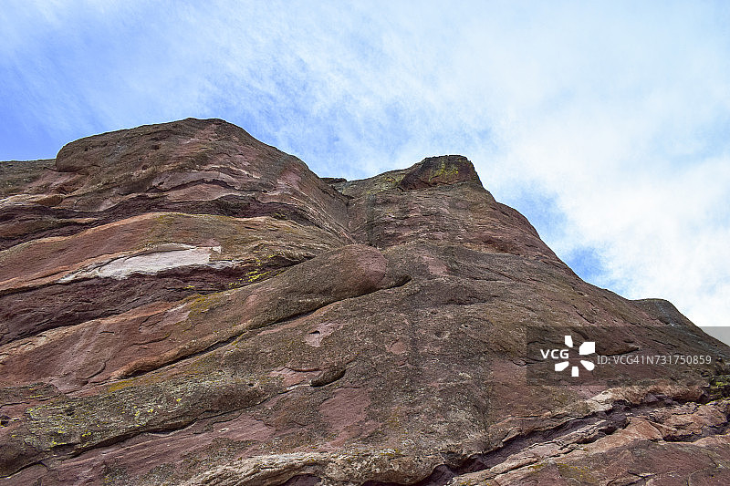 红色岩石，背景是蓝色的多云天空，位于美国科罗拉多州莫里森县的红石公园和圆形剧场图片素材