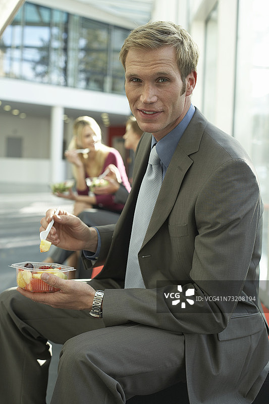 在室内吃午餐的商人肖像图片素材