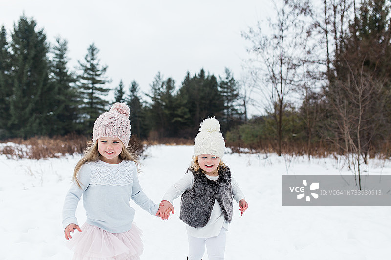 姐妹在加拿大奥沙瓦的雪地公园里图片素材