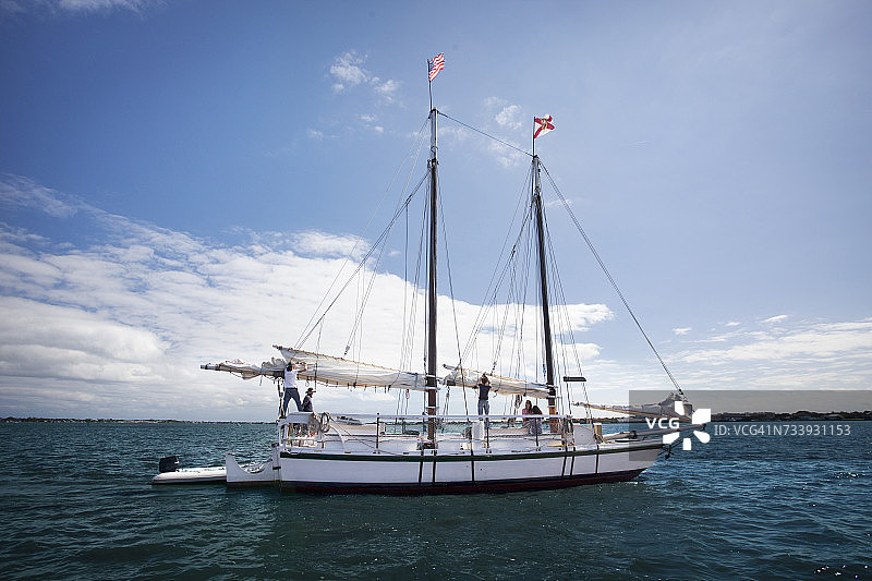 在帆船上的朋友们图片素材