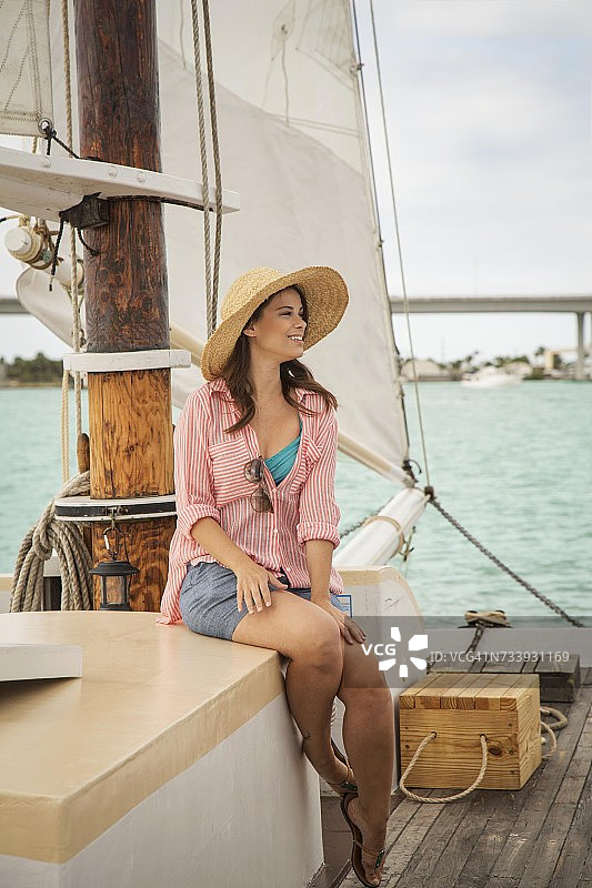中年女人坐在帆船甲板上图片素材