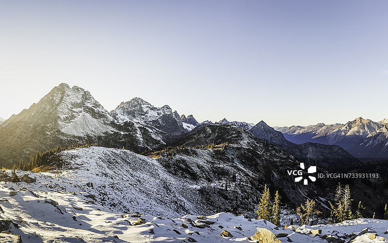 美国华盛顿州迪亚布罗山脉，白雪覆盖的山峰图片素材