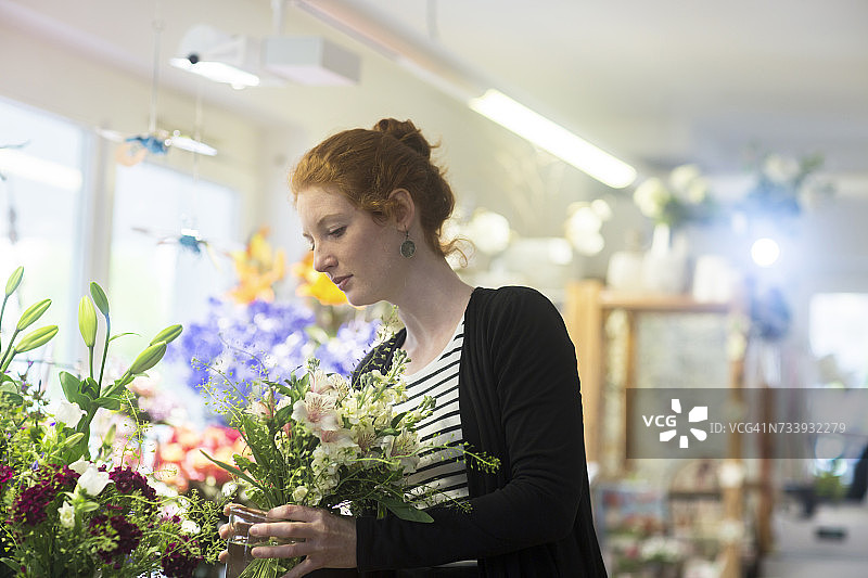 花店店员正在挑选鲜花图片素材