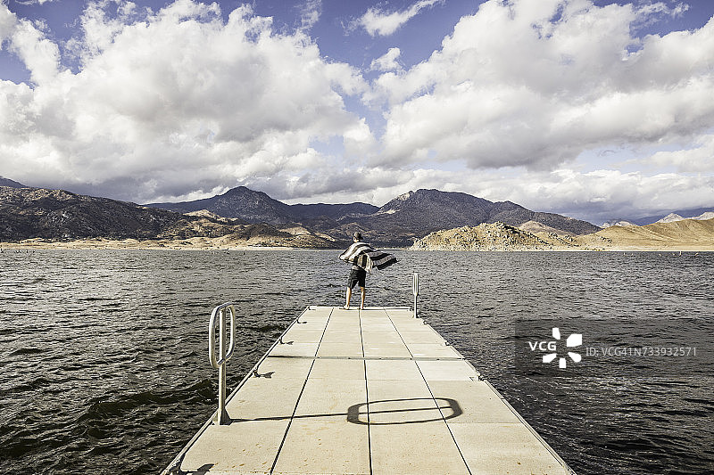 男子在加利福尼亚伊莎贝拉湖多风码头向外看的背影图片素材