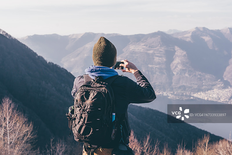 徒步者在意大利拍摄湖泊和山脉的背影图片素材