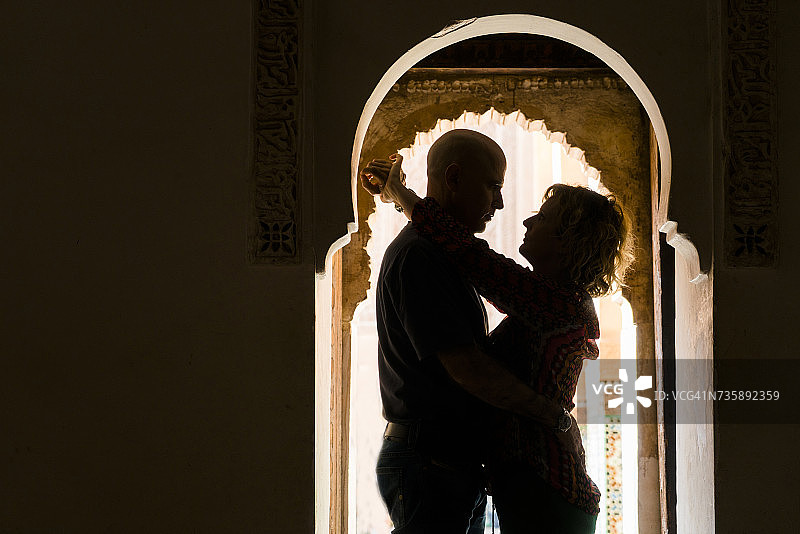 摩洛哥马拉喀什门框拥抱情侣图片素材