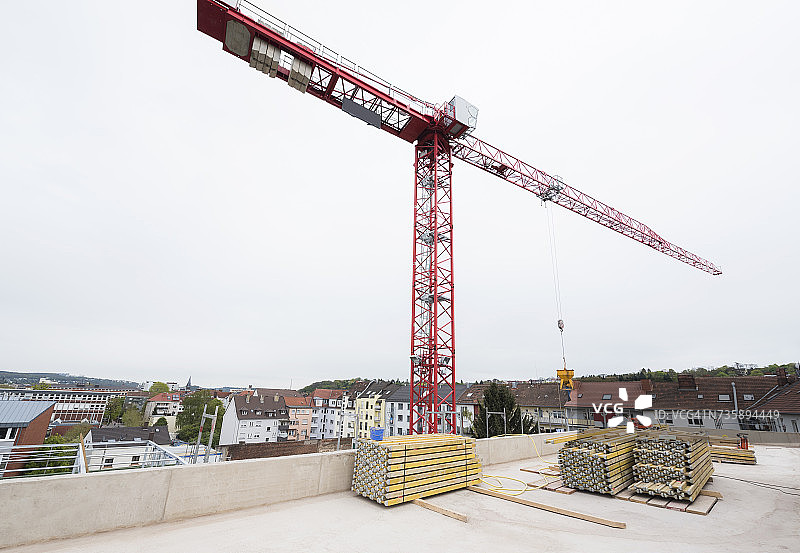 施工现场屋顶上的起重机图片素材