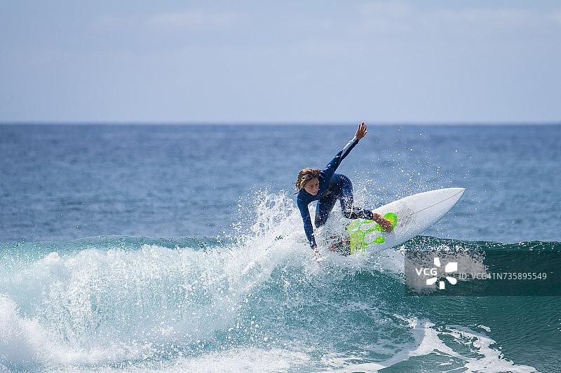 男孩在海里冲浪图片素材