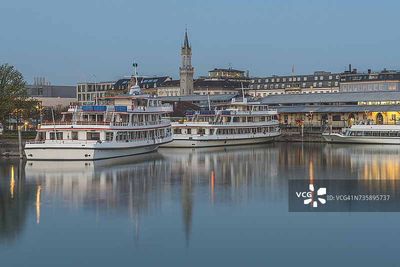 德国康斯坦茨港口的游船图片素材